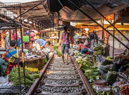 عبور قطار از بازار مائکلونگ در تایلند